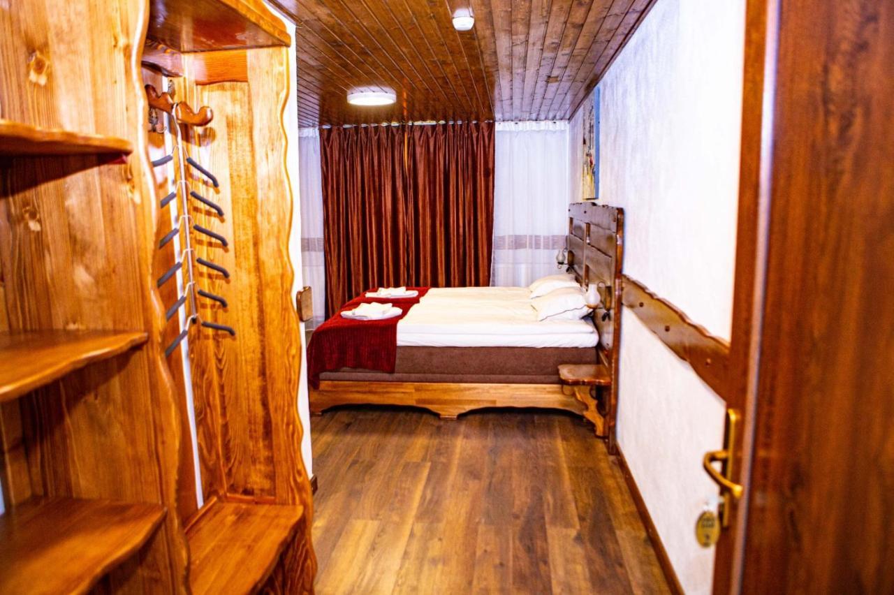 Vila Swe Sar Hotel Curtea De Arges Bagian luar foto