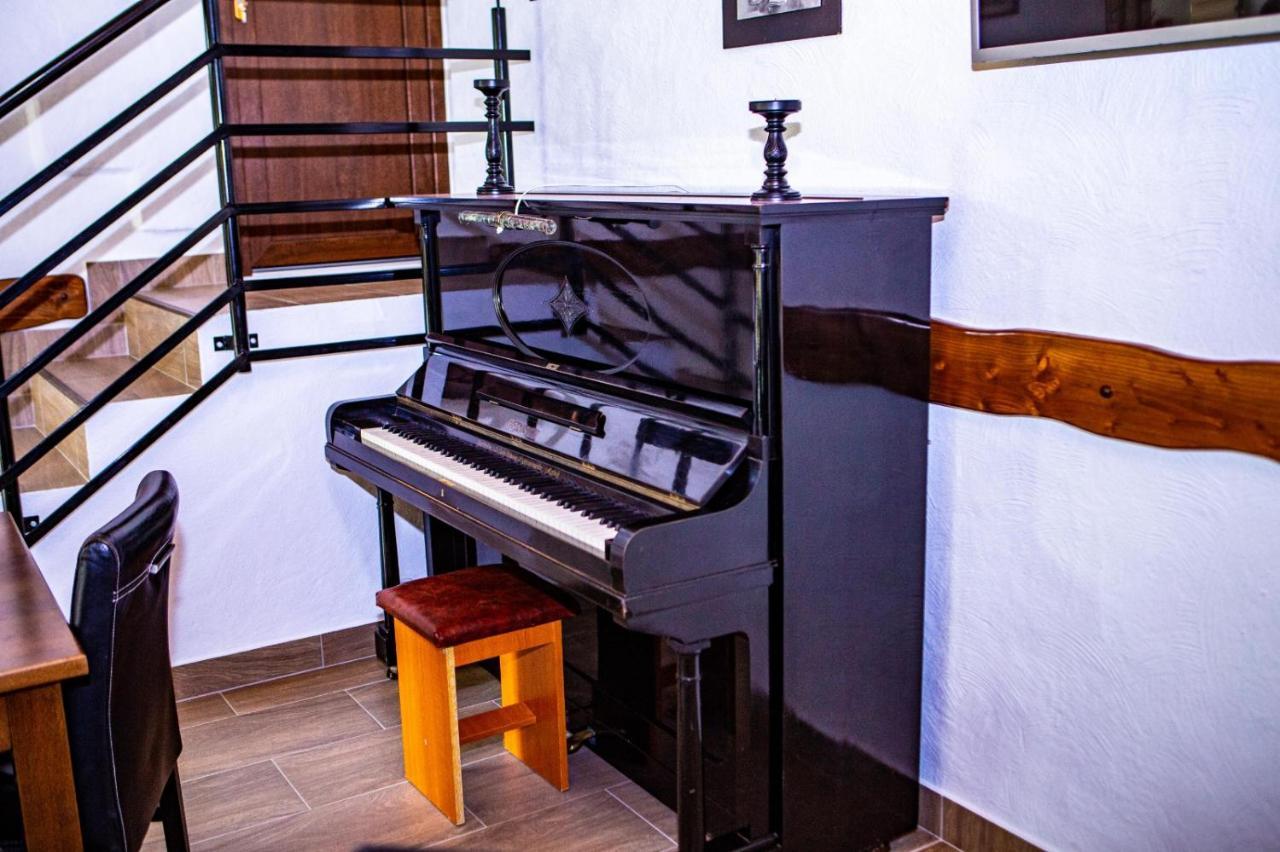 Vila Swe Sar Hotel Curtea De Arges Bagian luar foto