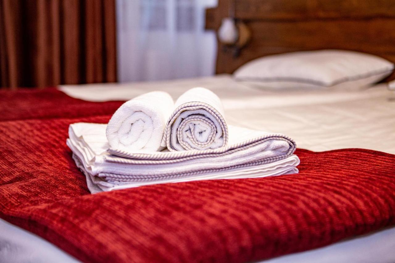 Vila Swe Sar Hotel Curtea De Arges Bagian luar foto