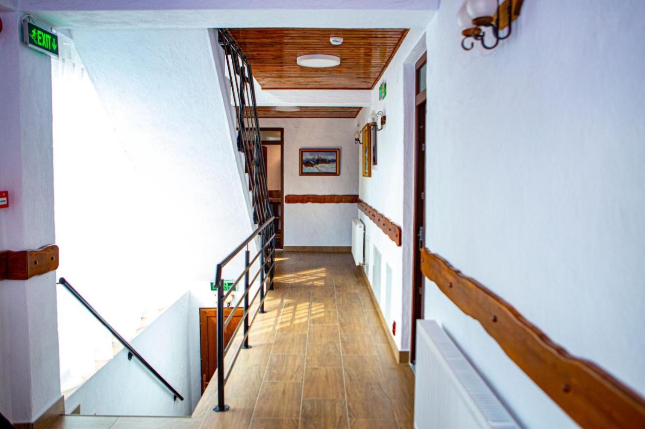 Vila Swe Sar Hotel Curtea De Arges Bagian luar foto