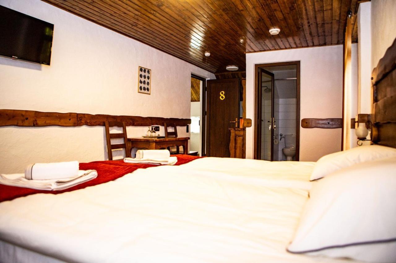 Vila Swe Sar Hotel Curtea De Arges Bagian luar foto