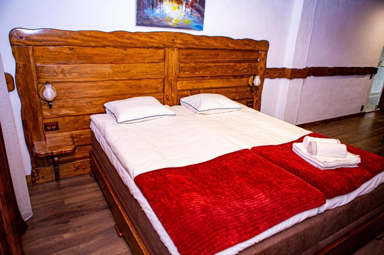Vila Swe Sar Hotel Curtea De Arges Bagian luar foto
