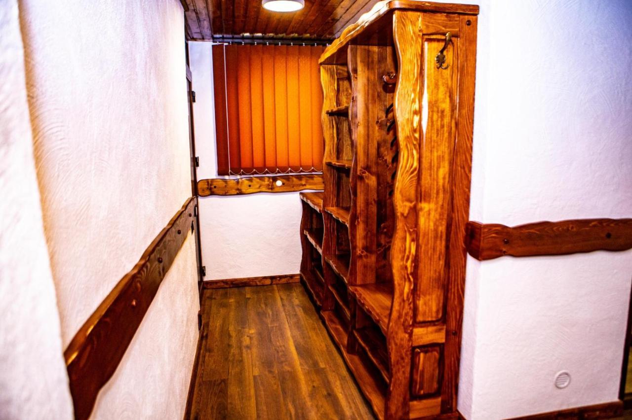 Vila Swe Sar Hotel Curtea De Arges Bagian luar foto